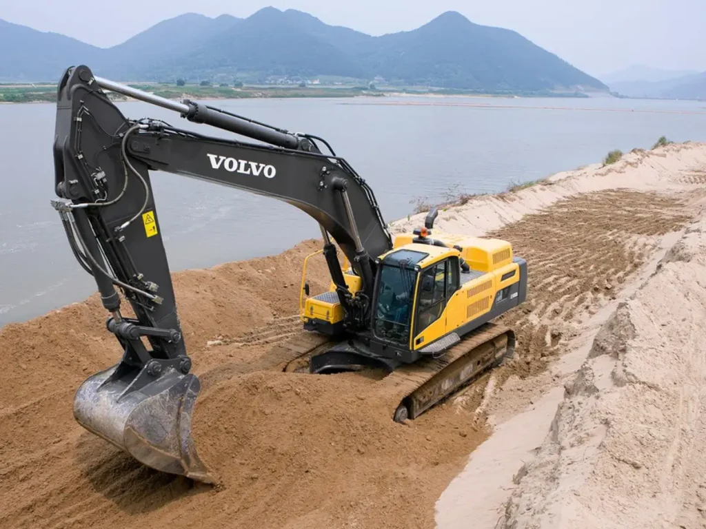 What Factors Should You Consider When Buying an Excavator from a Construction Equipment Supplier? 4 excavator digging