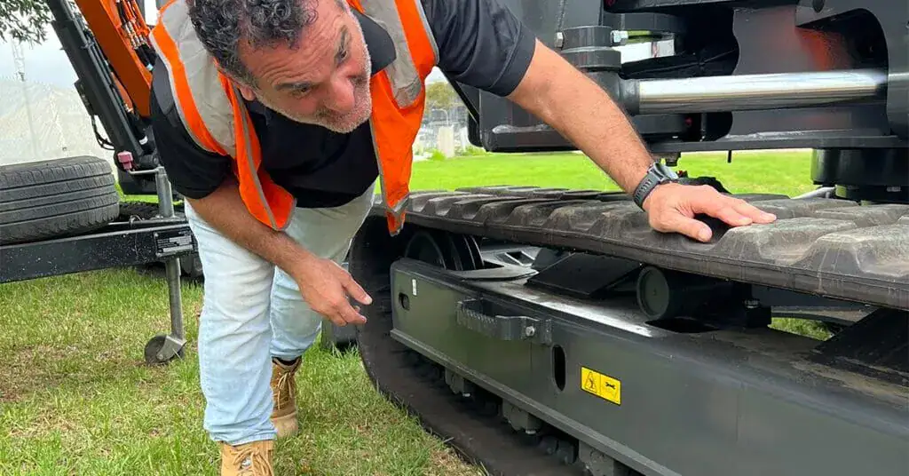 Excavator Inspection: How to Ensure You’re Getting a Good One? 2 How to operate an excavator inspection 1024x536 1